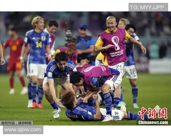 当足球巨星深情拥抱自己那一刻心中的力量与荣耀瞬间爆发 当足球巨星深情拥抱自己那一刻心中的力量与荣耀瞬间爆发